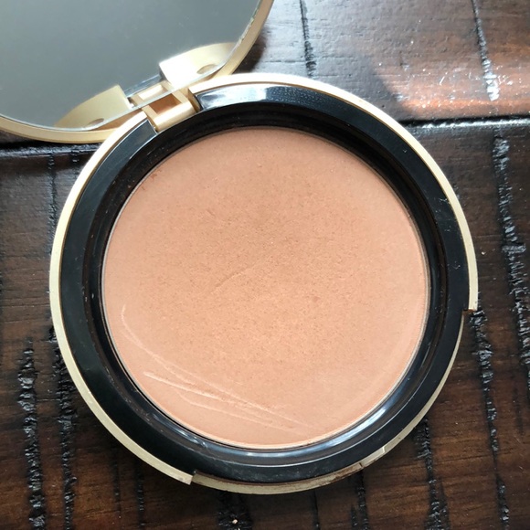 Too faced chocolate bronzer in medium/dark - Picture 3 of 4